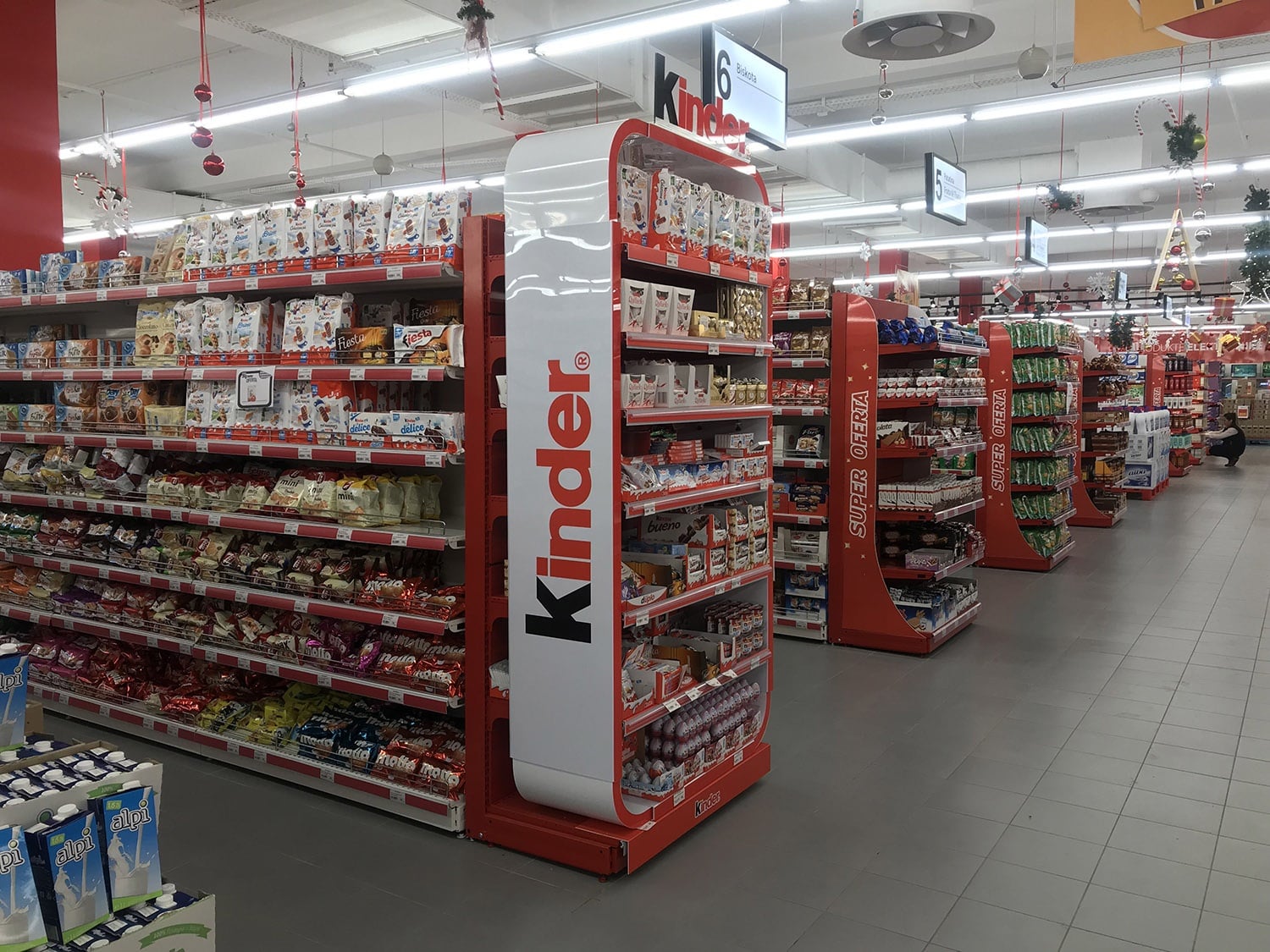 Double-Sided Gondola Units: Redefine Your Stores in Aesthetics and Functionality